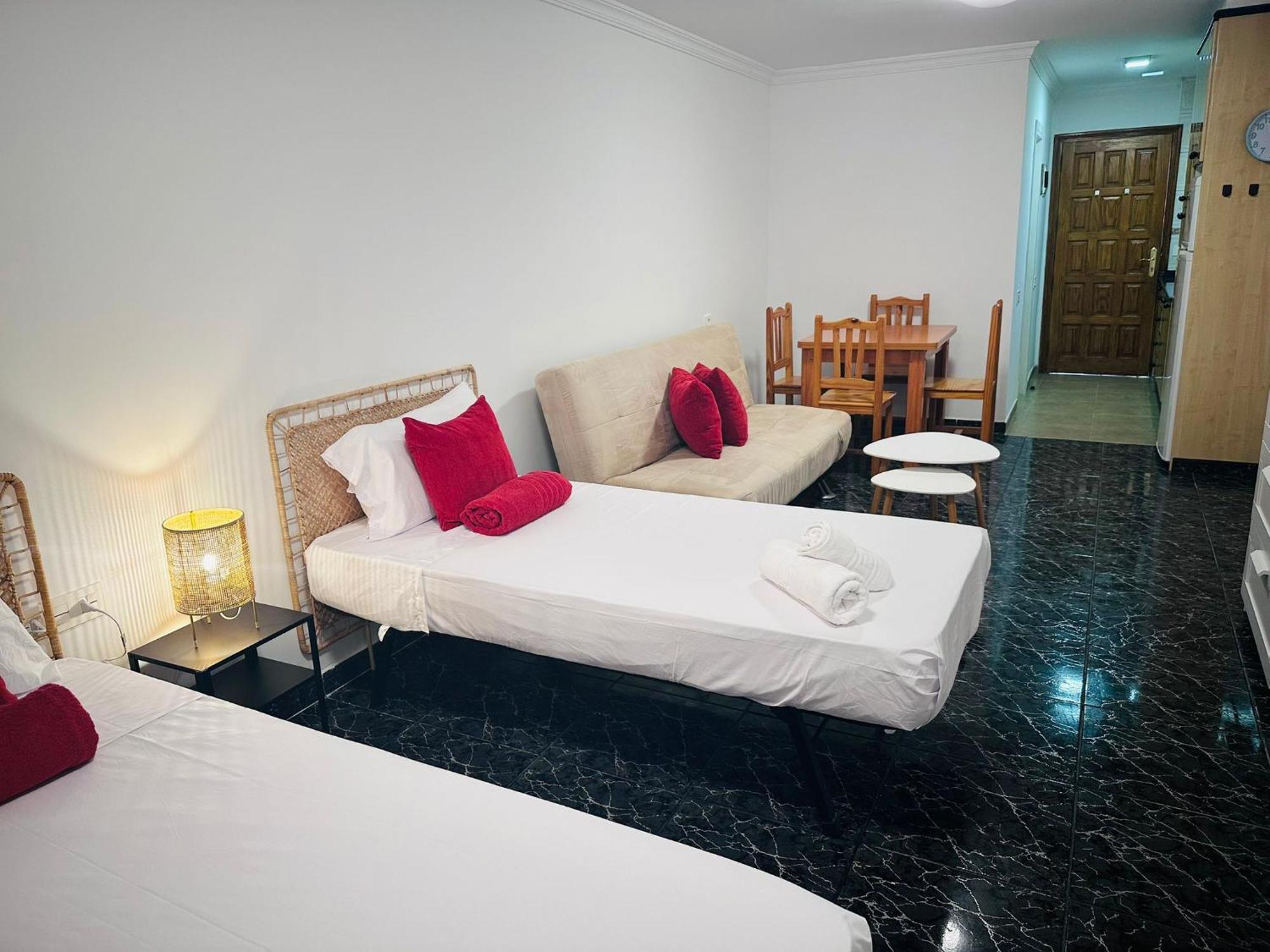 Cozy 2-Bed & Sofa-Bed Studio In Los Cristianos מראה חיצוני תמונה